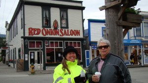 Bear in front of the Red Onion Saloon and Brothel (anybody noticed that chicken still managed to be in the picture?)